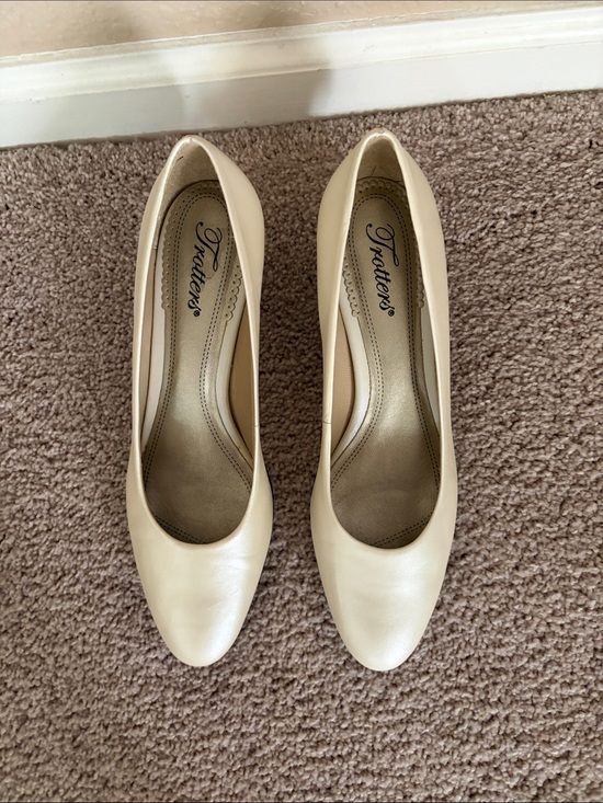 Trotters Shoes - Trotters Cream Leather Heels New size 9 N made in Brazil